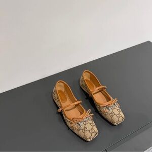 Gucci Women's Beige and Brown Flats